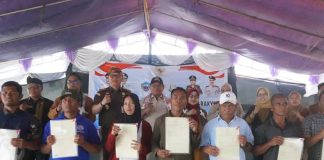 Bupati Adios Serahkan Sertifikat PTSL, 371 Bidang Tanah Warga Gaya Baru Kini Bersertifikat