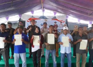 Bupati Adios Serahkan Sertifikat PTSL, 371 Bidang Tanah Warga Gaya Baru Kini Bersertifikat