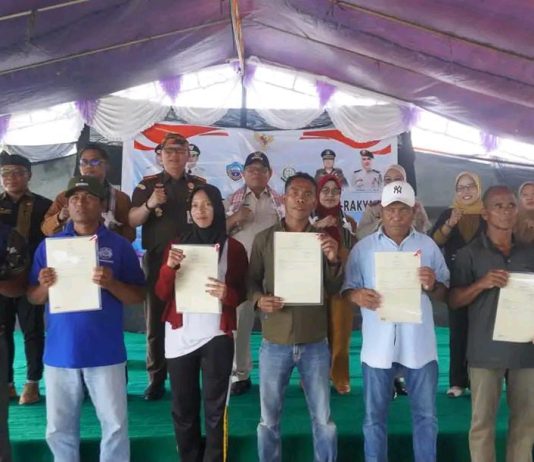 Bupati Adios Serahkan Sertifikat PTSL, 371 Bidang Tanah Warga Gaya Baru Kini Bersertifikat