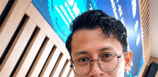 Nakhoda di Tengah Badai Fiskal Kisah Nyata Perjuangan H. Lis Darmansyah Menata Kembali Bumi Gurindam