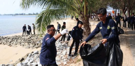 Hari Lahir Kejaksaan ke-81, Kejari Natuna Dukung UMKM dan Peduli Kebersihan Pantai Piwang