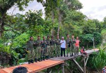 HUT ke-8 Batalyon Komposit 1/Gardapati, Prajurit Turun Langsung Bersihkan Pantai dan Lingkungan Warga