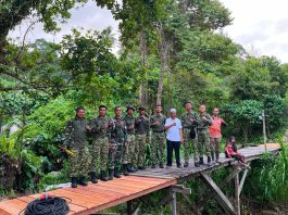 HUT ke-8 Batalyon Komposit 1/Gardapati, Prajurit Turun Langsung Bersihkan Pantai dan Lingkungan Warga