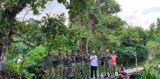 HUT ke-8 Batalyon Komposit 1/Gardapati, Prajurit Turun Langsung Bersihkan Pantai dan Lingkungan Warga