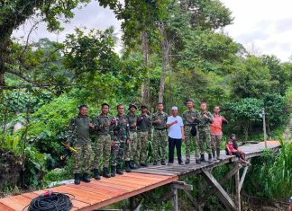 HUT ke-8 Batalyon Komposit 1/Gardapati, Prajurit Turun Langsung Bersihkan Pantai dan Lingkungan Warga