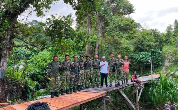 HUT ke-8 Batalyon Komposit 1/Gardapati, Prajurit Turun Langsung Bersihkan Pantai dan Lingkungan Warga