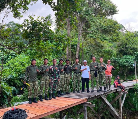 HUT ke-8 Batalyon Komposit 1/Gardapati, Prajurit Turun Langsung Bersihkan Pantai dan Lingkungan Warga