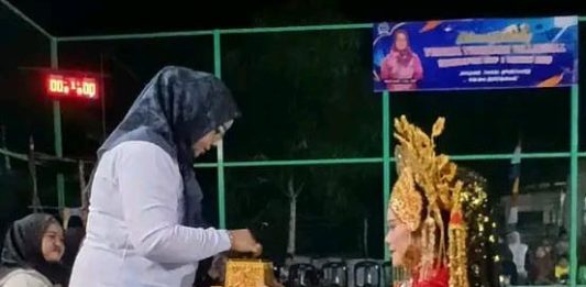Dukung Pengembangan Bakat Atlet Muda, Ketua DPRD Lingga Mayasari Buka Turnamen Voli Senempek Open I