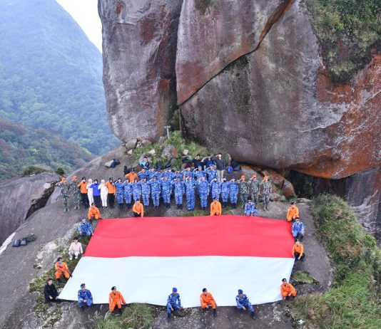 Danlanud RSA Natuna Kobarkan Semangat Kemerdekaan, 54 Pendaki Menuju Puncak Gunung Ranai