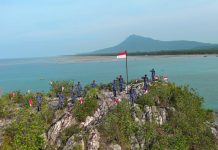 Sambut HUT ke-81 RI, TNI AU Lanud RSA Natuna Bersama Forkopimda dan Masyarakat Kibarkan Merah Putih di Pulau Sahi