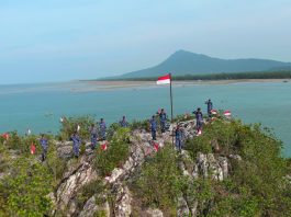 Sambut HUT ke-81 RI, TNI AU Lanud RSA Natuna Bersama Forkopimda dan Masyarakat Kibarkan Merah Putih di Pulau Sahi