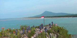 Sambut HUT ke-81 RI, TNI AU Lanud RSA Natuna Bersama Forkopimda dan Masyarakat Kibarkan Merah Putih di Pulau Sahi