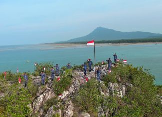 Sambut HUT ke-81 RI, TNI AU Lanud RSA Natuna Bersama Forkopimda dan Masyarakat Kibarkan Merah Putih di Pulau Sahi