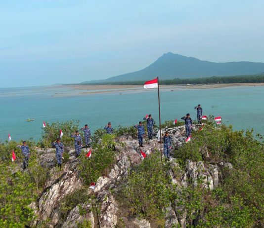Sambut HUT ke-81 RI, TNI AU Lanud RSA Natuna Bersama Forkopimda dan Masyarakat Kibarkan Merah Putih di Pulau Sahi