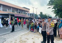 Bhabinkamtibmas Polsek Bunguran Timur Amankan Karnaval SMAN 1, Semarakkan HUT RI ke-81 di Natuna