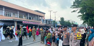 Bhabinkamtibmas Polsek Bunguran Timur Amankan Karnaval SMAN 1, Semarakkan HUT RI ke-81 di Natuna