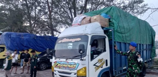 Cegah Masuknya Komoditas Tanpa Dokumen, Lanal Ranai-BKHIT Tindak 3 Truk di Pelabuhan Penagi