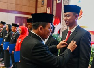 610 PNS Pemprov Kepri Terima Tanda Kehormatan Satyalancana Karya Satya