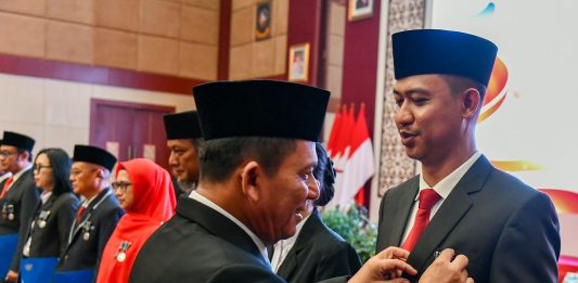 610 PNS Pemprov Kepri Terima Tanda Kehormatan Satyalancana Karya Satya