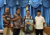 Pimpinan DPRD Kota Batam Hadiri Doa Syukuran Milad ke-58 Wali Kota Amsakar Achmad, Serahkan Cinderamata Karikatur