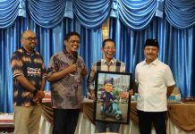 Pimpinan DPRD Kota Batam Hadiri Doa Syukuran Milad ke-58 Wali Kota Amsakar Achmad, Serahkan Cinderamata Karikatur