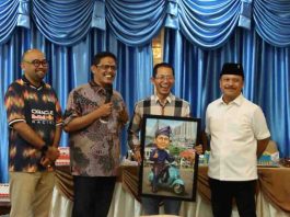 Pimpinan DPRD Kota Batam Hadiri Doa Syukuran Milad ke-58 Wali Kota Amsakar Achmad, Serahkan Cinderamata Karikatur