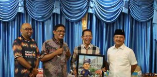 Pimpinan DPRD Kota Batam Hadiri Doa Syukuran Milad ke-58 Wali Kota Amsakar Achmad, Serahkan Cinderamata Karikatur