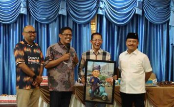 Pimpinan DPRD Kota Batam Hadiri Doa Syukuran Milad ke-58 Wali Kota Amsakar Achmad, Serahkan Cinderamata Karikatur
