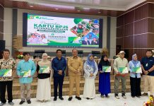 Lindungi Pekerja Rentan, Pemko Pematangsiantar Serahkan Kartu BPJS Ketenagakerjaan