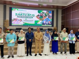 Lindungi Pekerja Rentan, Pemko Pematangsiantar Serahkan Kartu BPJS Ketenagakerjaan