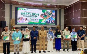 Lindungi Pekerja Rentan, Pemko Pematangsiantar Serahkan Kartu BPJS Ketenagakerjaan