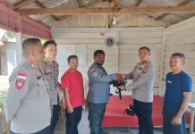 Perkuat Keamanan Lingkungan, Polsek Bunguran Timur Sambangi Poskamling dan Salurkan Sarana Kontak
