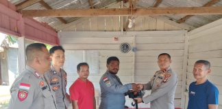 Perkuat Keamanan Lingkungan, Polsek Bunguran Timur Sambangi Poskamling dan Salurkan Sarana Kontak
