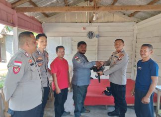 Perkuat Keamanan Lingkungan, Polsek Bunguran Timur Sambangi Poskamling dan Salurkan Sarana Kontak