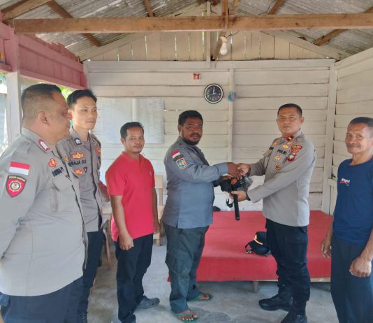 Perkuat Keamanan Lingkungan, Polsek Bunguran Timur Sambangi Poskamling dan Salurkan Sarana Kontak