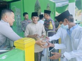 Jumat Berkah, SPKT Polres Natuna Bagikan 100 Nasi Kotak kepada Jamaah Masjid An Nahar