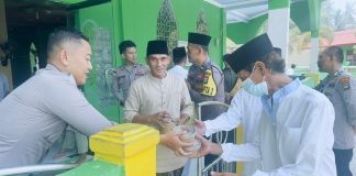 Jumat Berkah, SPKT Polres Natuna Bagikan 100 Nasi Kotak kepada Jamaah Masjid An Nahar