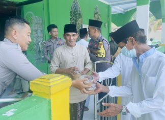 Jumat Berkah, SPKT Polres Natuna Bagikan 100 Nasi Kotak kepada Jamaah Masjid An Nahar