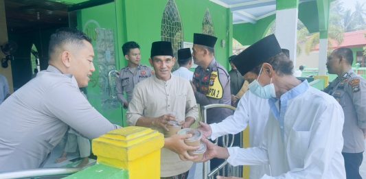 Jumat Berkah, SPKT Polres Natuna Bagikan 100 Nasi Kotak kepada Jamaah Masjid An Nahar