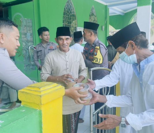 Jumat Berkah, SPKT Polres Natuna Bagikan 100 Nasi Kotak kepada Jamaah Masjid An Nahar