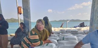 Ratusan Warga Pena’ah Terima Bantuan Beras Bulog, KPM Dapat 30 Kilogram
