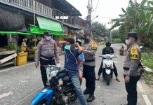Udara Serasan Tercemar Asap, Polsek Serasan Polres Natuna Bagikan Masker kepada Masyarakat