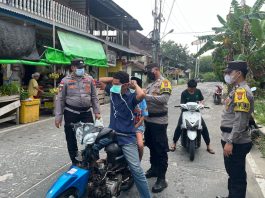 Udara Serasan Tercemar Asap, Polsek Serasan Polres Natuna Bagikan Masker kepada Masyarakat