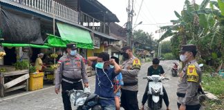 Udara Serasan Tercemar Asap, Polsek Serasan Polres Natuna Bagikan Masker kepada Masyarakat