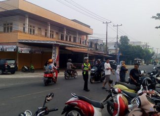 Jaga Kelancaran Lalu Lintas, Satlantas Polres Natuna Amankan Senam Massal di Pantai Piwang