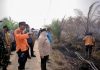 Bupati Kasmarni Tinjau Karhutla Sungai Meranti, Turun Langsung Padamkan Api