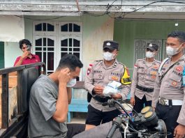 Cegah Dampak Kabut Asap, Polsek Pulau Laut Bersama Puskesmas, Bagikan Masker kepada Masyarakat