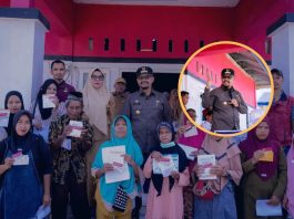 Serahkan Bantuan PKH di Lakudo, Bupati Azhari Ungkap Masih Ada Ketimpangan Data Desil di Buteng
