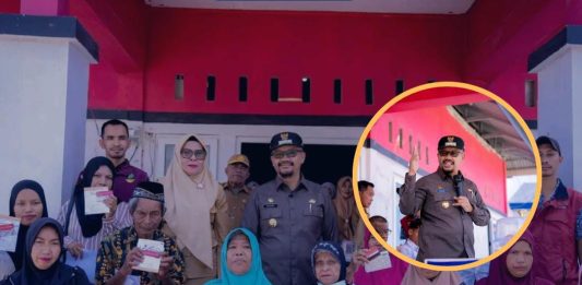Serahkan Bantuan PKH di Lakudo, Bupati Azhari Ungkap Masih Ada Ketimpangan Data Desil di Buteng
