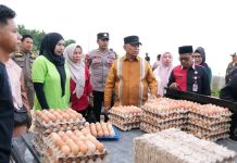 Bupati Adios Blusukan ke Pasar Bandar Batauga, Pantau Harga hingga Stok Sembako